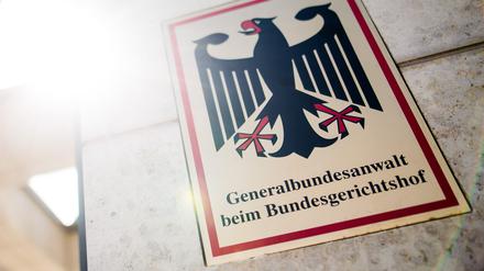 Schild am Eingang zum Gebäude der Bundesanwaltschaft in Karlsruhe.
