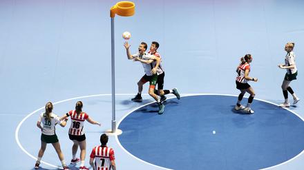 Korfball weist einige Parallelen zum Basketball auf. Allerdings hängt der Korb höher und hat kein Brett. 
