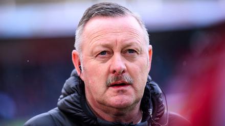 Gladbachs Sportdirektor Roland Virkus gibt Torwart Tiago Pereira Cardoso einen Profivertrag.
