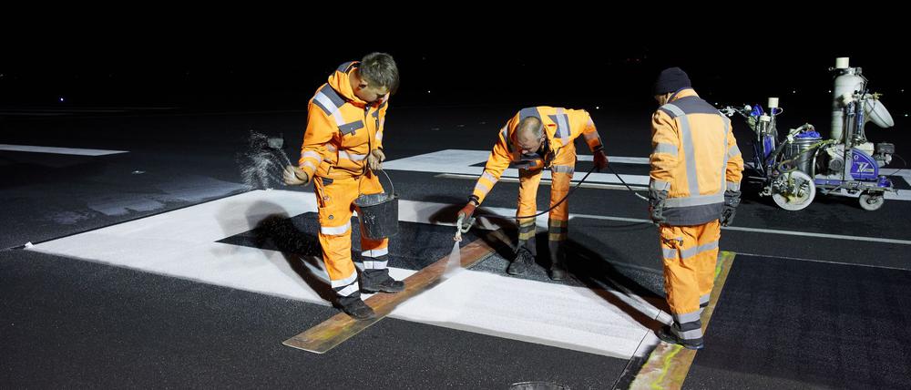 Die Arbeiten laufen schon seit Tagen: Ab Donnerstag wird die Nordbahn 25R/07L zur 24R/06L und die Südbahn 07R/25L wird zur 06R/24L.