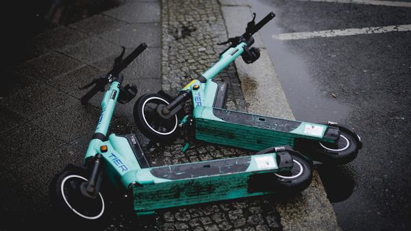 Hindernis-Parcours: Zwei E-Scooter liegen herum.