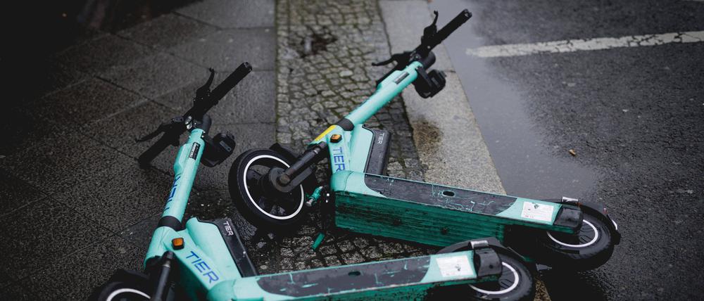 Hindernis-Parcours: Zwei E-Scooter liegen herum.