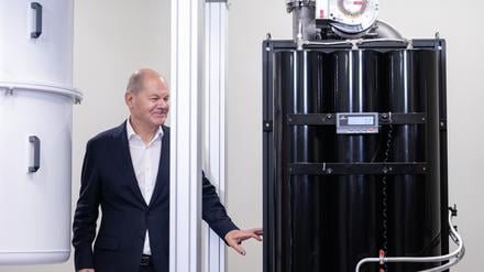 Bundeskanzler Olaf Scholz steht bei der Eröffnung des ersten Quanten-Rechenzentrums des Computerkonzerns IBM in Europa neben einem Quantum System One Quantencomputer. 