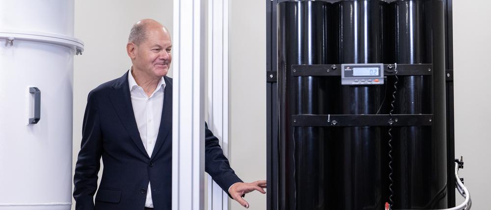 Bundeskanzler Olaf Scholz steht bei der Eröffnung des ersten Quanten-Rechenzentrums des Computerkonzerns IBM in Europa neben einem Quantum System One Quantencomputer. 