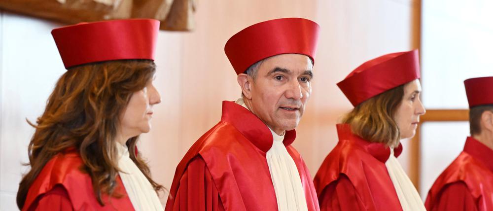 Der Erste Senat des Bundesverfassungsgerichts mit den Richtern Ines Härtel, Stephan Harbarth (Vorsitzender des Senats und Präsident des Gerichts, sowie Yvonne Ott.