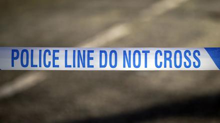 Ein Absperrband der britischen Polizei, aufgenommen in der Nähe eines mutmaßlichen Tatortes. 