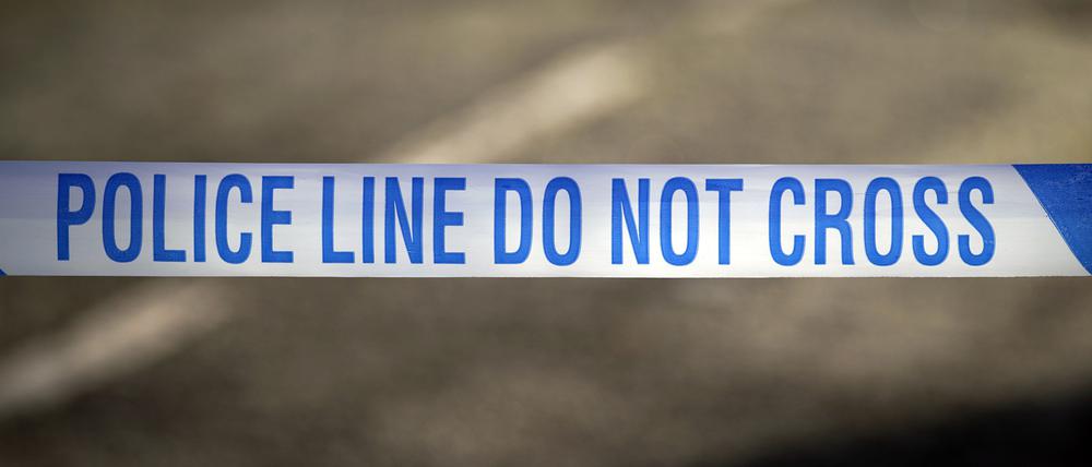 Ein Absperrband der britischen Polizei, aufgenommen in der Nähe eines mutmaßlichen Tatortes. 