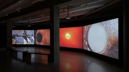 Rohini Devashers Vier-Kanal-Videoinstallation „One Hundred Thousand Suns“ im Palais Populaire.