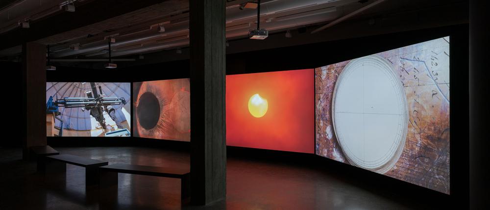 Rohini Devashers Vier-Kanal-Videoinstallation „One Hundred Thousand Suns“ im Palais Populaire.
