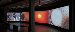 Rohini Devashers Vier-Kanal-Videoinstallation „One Hundred Thousand Suns“ im Palais Populaire.