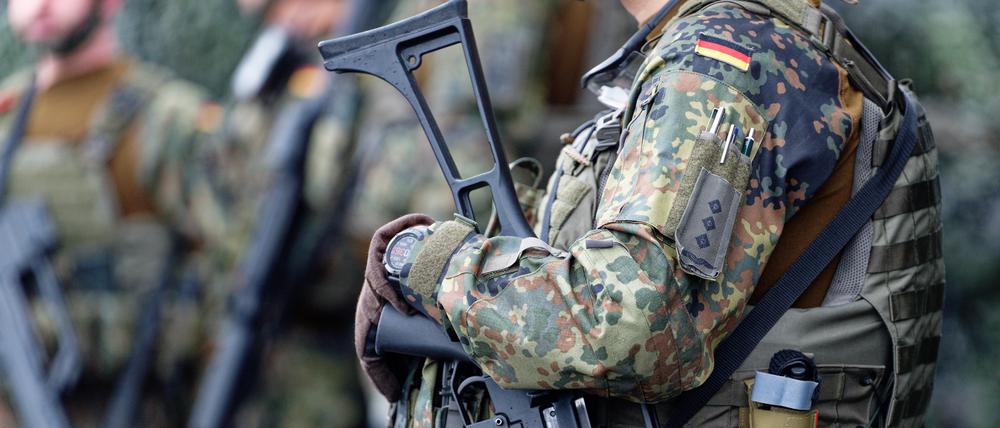 Soldaten stehen beim Antrittsbesuch vom Bundesminister der Verteidigung, Boris Pistorius (SPD), am Standort Rheinbach auf dem Gelände. (Archivbild)
