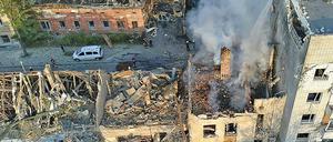 Auf diesem vom Staatlichen Katastrophenschutz der Ukraine zur Verfügung gestellten Foto steigt Rauch aus Gebäuden auf, die durch einen russischen Angriff in Lwiw zerstört worden sind. Die Ukraine ist nach Kiewer Militärangaben in der Nacht von Russland erneut mit Raketen und Drohnen bombardiert worden. 