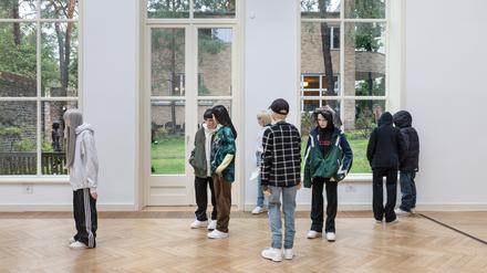 „Ausstellungsansicht“ im Kolbe Museum mit Gisèle Viennes Puppen.