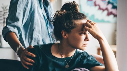 Oft sind es die Frauen, die mehr Care-Arbeit übernehmen. Oft sind sie es, die irgendwann gehen. 