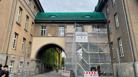 Plötzlich ocker-gelb: das Rathaus.