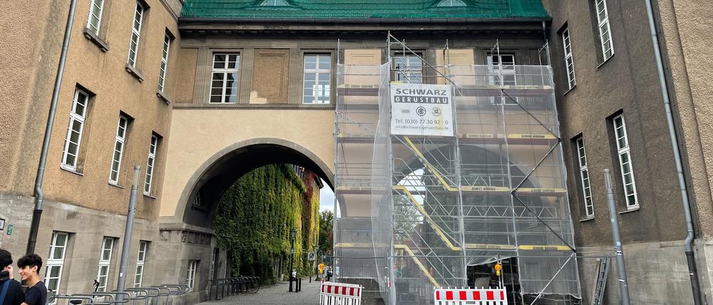 Plötzlich ocker-gelb: das Rathaus.