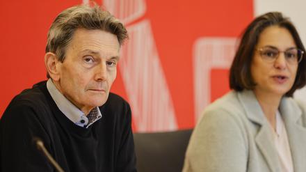 Serpil Midyatli (r.), schleswig-holsteinische SPD-Fraktionsvorsitzende, und Bundestagsfraktionschef Rolf Mützenich am Dienstag: Die SPD-Fraktionen von Bundestag, Abgeordnetenhäusern, Bürgerschaften und Landtagen sowie Europaparlamentariern hatten sich zu einer Konferenz in Kiel getroffen.  