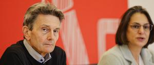 Serpil Midyatli (r.), schleswig-holsteinische SPD-Fraktionsvorsitzende, und Bundestagsfraktionschef Rolf Mützenich am Dienstag: Die SPD-Fraktionen von Bundestag, Abgeordnetenhäusern, Bürgerschaften und Landtagen sowie Europaparlamentariern hatten sich zu einer Konferenz in Kiel getroffen.  