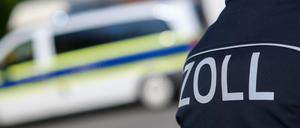 Zollbeamtinnen und -beamte stehen bei einer Kontrolle.  