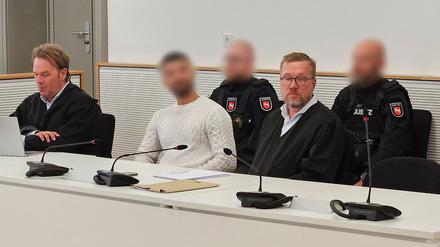 Kopfschüttelnd hörte sich der Angeklagte das Urteil gegen ihn an. 