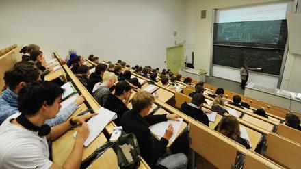 Ob die Hauptstadtzulage künftig auch Hochschulbeschäftigten zusteht, ist strittig.