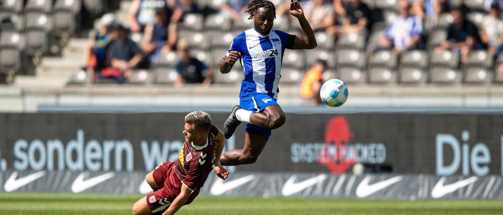 Deyovaisio Zeefuik (vorn) fehlte im Mannschaftstraining von Hertha.