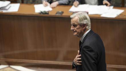 01.10.2024, Frankreich, Paris: Frankreichs Premierminister Michel Barnier nimmt den Applaus nach seiner Rede in der Nationalversammlung entgegen. Nach monatelanger Politikkrise in Frankreich legt der neue Premier Barnier heute im Parlament in Paris eine Regierungserklärung ab. Foto: Thibault Camus/AP/dpa +++ dpa-Bildfunk +++