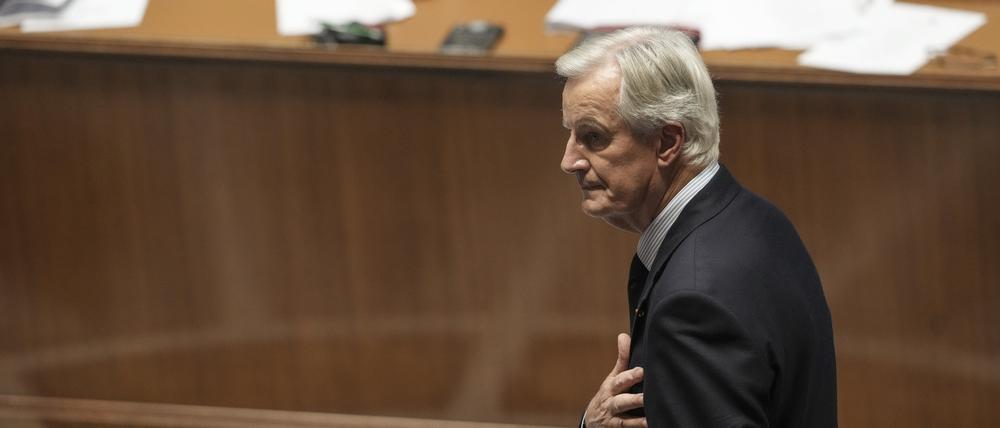 01.10.2024, Frankreich, Paris: Frankreichs Premierminister Michel Barnier nimmt den Applaus nach seiner Rede in der Nationalversammlung entgegen. Nach monatelanger Politikkrise in Frankreich legt der neue Premier Barnier heute im Parlament in Paris eine Regierungserklärung ab. Foto: Thibault Camus/AP/dpa +++ dpa-Bildfunk +++