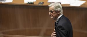 01.10.2024, Frankreich, Paris: Frankreichs Premierminister Michel Barnier nimmt den Applaus nach seiner Rede in der Nationalversammlung entgegen. Nach monatelanger Politikkrise in Frankreich legt der neue Premier Barnier heute im Parlament in Paris eine Regierungserklärung ab. Foto: Thibault Camus/AP/dpa +++ dpa-Bildfunk +++