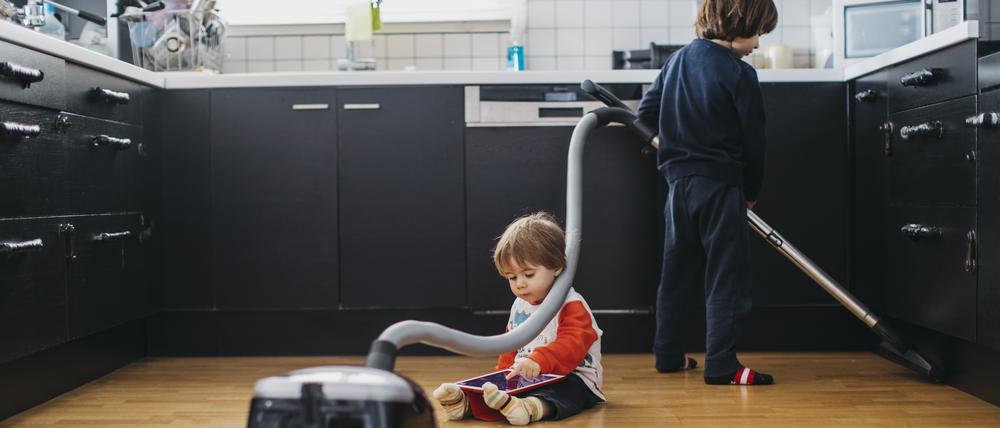 Kleine Kinder haben oft noch Spaß an der Hausarbeit.