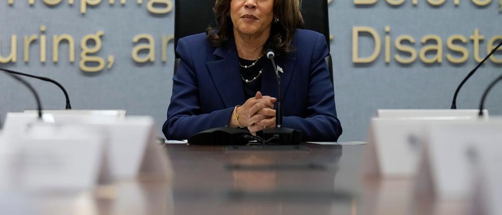 Harris macht sich beim US-Katastrophenschutz in Washington ein Bild von der Lage.