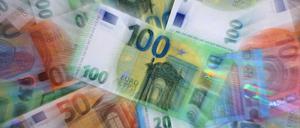 ILLUSTRATION - 15.05.2024, Bayern, Kaufbeuren: ILLUSTRATION Verschiedene Euro-Banknoten liegen auf einem Tisch (Zoomeffekt).
Ob Freizeitpark oder Kino: Solche Ausflüge können ganz schön teuer werden. (zu dpa: «Umfrage: Junge Menschen sorgen sich um finanzielle Zukunft») Foto: Karl-Josef Hildenbrand/dpa +++ dpa-Bildfunk +++