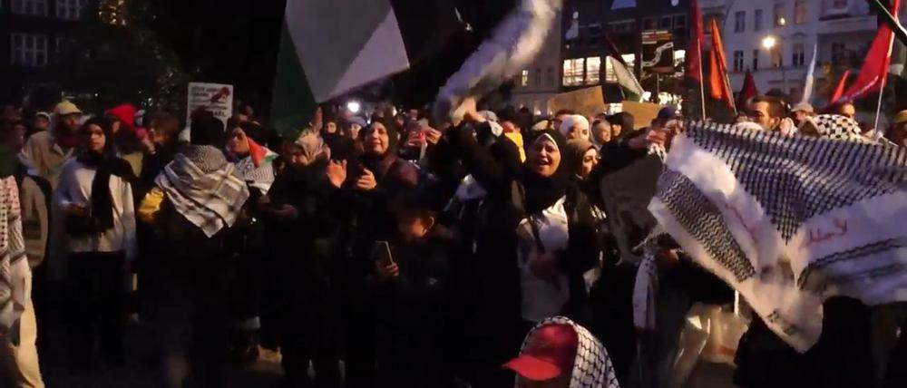 Als die Demonstrantinnen und Demonstranten von dem Angriff hören, feiern sie lautstark.