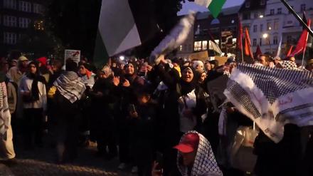 Teilnehmer einer propalästinensischen Demonstration stehen auf dem Leopoldplatz in Berlin-Wedding. Nach dem Bekanntwerden des iranischen Raketenangriffs auf Israel war am Dienstagabend Jubel ausgebrochen. 