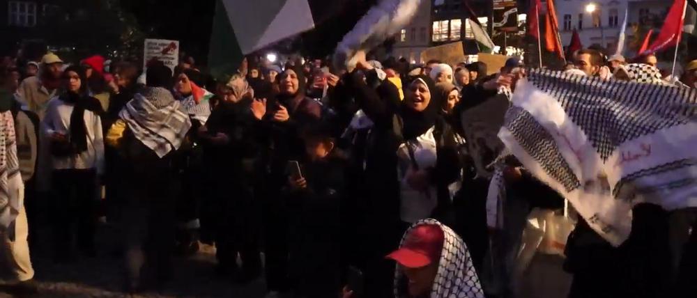 Teilnehmer einer propalästinensischen Demonstration stehen auf dem Leopoldplatz in Berlin-Wedding. Nach dem Bekanntwerden des iranischen Raketenangriffs auf Israel war am Dienstagabend Jubel ausgebrochen. 