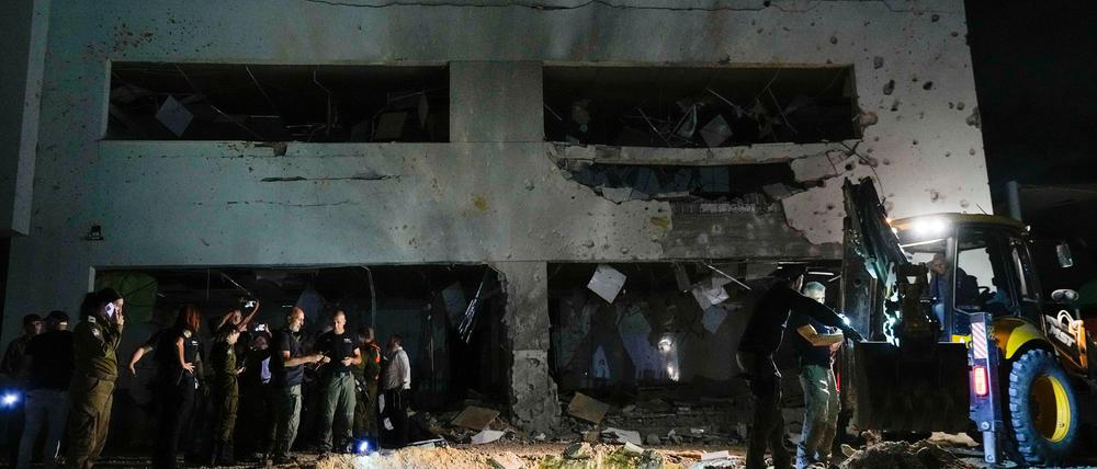 Israelisches Militär und Polizisten an einem beschädigten Schulgebäude, das von aus dem Iran abgefeuerten Raketen getroffen wurde.