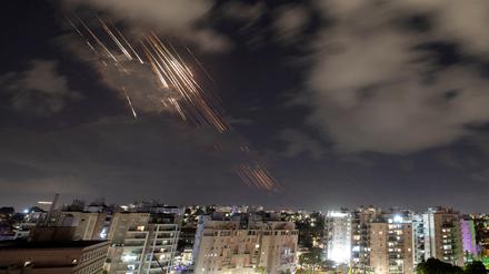 Nach Angaben des israelischen Militärs wurden am Dienstag etwa 180 iranische Raketen abgeschossen.