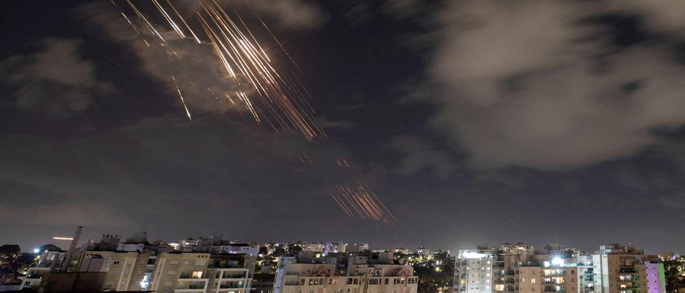 Nach Angaben des israelischen Militärs wurden am Dienstag etwa 180 iranische Raketen abgeschossen.