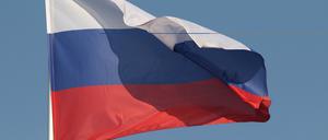 25.9.2024, Russland, Sankt Petersburg: Die Nationalflagge der Russischen Föderation flattert im Wind an einem Fahnenmast in Sankt Petersburg, Russland. 