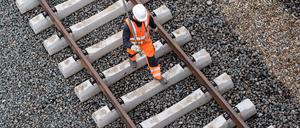 Die Bahn erneuert ihre Schienen zwischen Hamm und Hannover - für Reisende bringt das erstmal Umleitungen und Zugausfälle mit sich. (Archivbild)