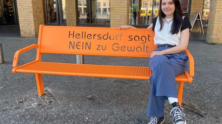 Sina Spendler ist Koordinatorin für die Umsetzung der Konvention gegen Gewalt an Frauen in Marzahn-Hellersdorf. Sie sitzt auf einer Bank, die auf das Thema aufmerksam machen soll