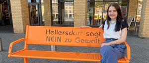 Sina Spendler ist Koordinatorin für die Umsetzung der Konvention gegen Gewalt an Frauen in Marzahn-Hellersdorf. Sie sitzt auf einer Bank, die auf das Thema aufmerksam machen soll