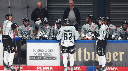 Wo bin ich hier gelandet. Trainer Kari Jalonen (hinten, grauer Puillover) mitten im Kölner Abwärtsstrudel.