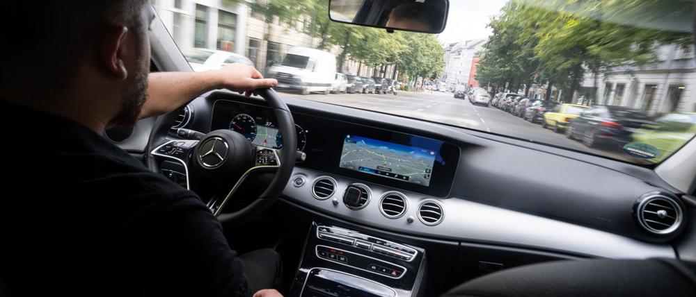 Nicht alle Mietwagenfirmen, die für Fahrdienstvermittler unterwegs sind, erfüllen die gesetzlichen Auflagen. (Archivbild)