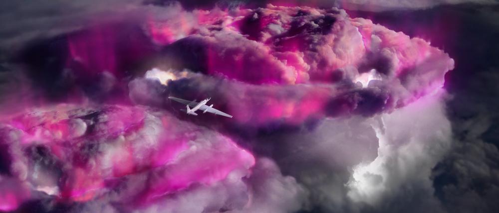 Mit einem umgerüsteten Spionageflugzeug wurden tropische Gewitter überflogen, um Gammastrahlung (pink eingefärbt) einzufangen.