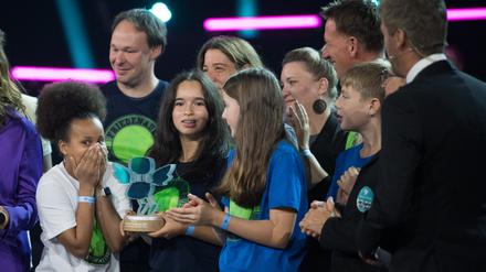 Schülerinnen und Schüler sowie Lehrer der Friedenauer Gemeinschaftsschule in Berlin nehmen während der Verleihung des Deutschen Schulpreises 2024 im Tempodrom.