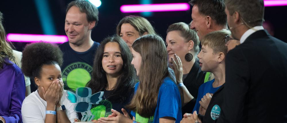 Schülerinnen und Schüler sowie Lehrer der Friedenauer Gemeinschaftsschule in Berlin nehmen während der Verleihung des Deutschen Schulpreises 2024 im Tempodrom.