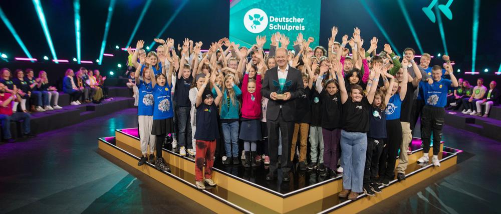 Bundeskanzler Olaf Scholz (SPD) würdigte die Preisträger und lobte die Leistungen der Schulen in Deutschland.
