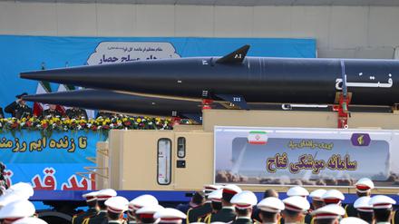 Die Fattah-1-Rakete wird im Iran am 21. September bei einer Militärparade präsentiert. 