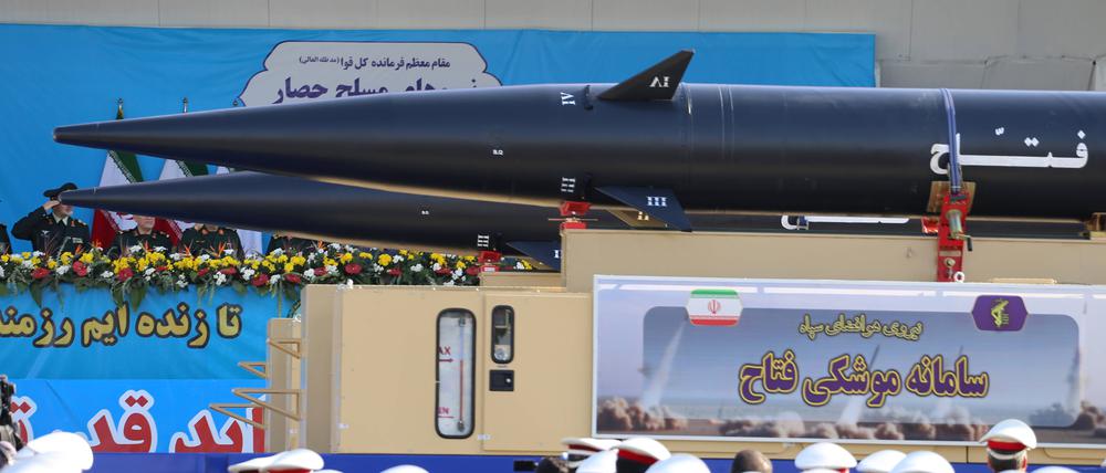 Die Fattah-1-Rakete wird im Iran am 21. September bei einer Militärparade präsentiert.
